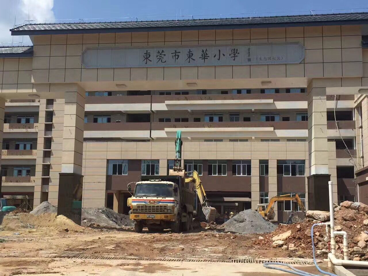 电缆桥架进场东莞东华高级小学